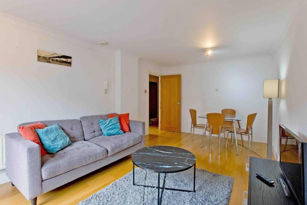 Cosy 1 Bed Globe View St Pauls